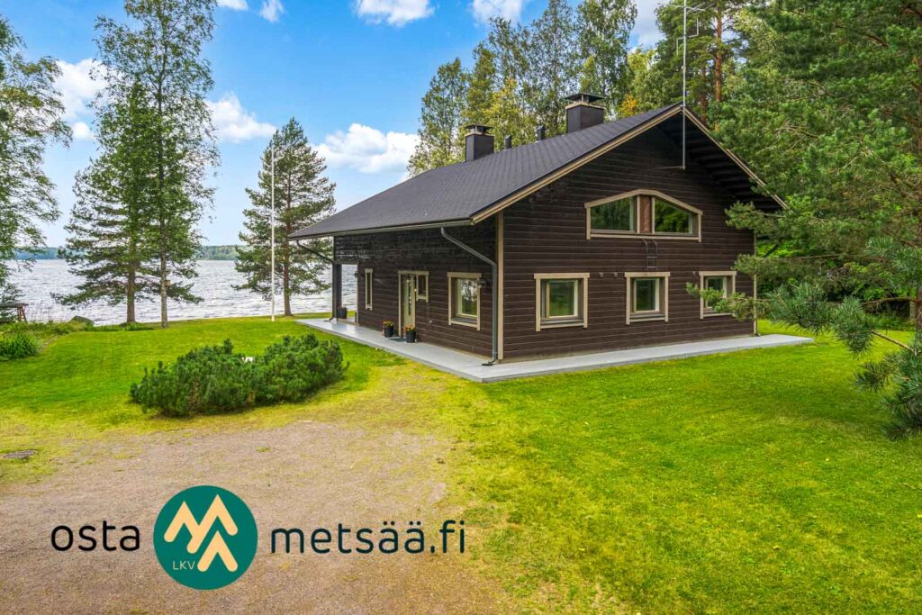 Talviasuttava huvila omalla rannalla Sakara-järven rannalla Lopella