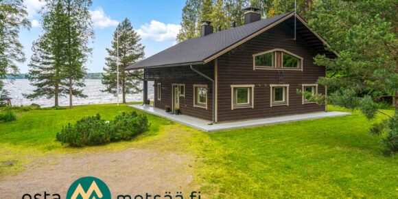 Talviasuttava huvila omalla rannalla Sakara-järven rannalla Lopella