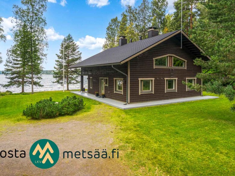 Talviasuttava huvila omalla rannalla Sakara-järven rannalla Lopella