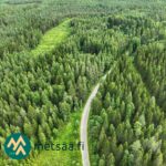 Ilmakuva myytävien metsätilojen puustosta ja tieyhteyksistä Ilomantsissa