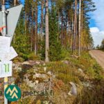 Kotirannan kohdeopasteet soratien varressa metsän reunalla