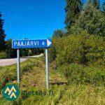 Pääjärventien opaste Lahdentausta-tilan metsäpalstalle johtavan reitin varrella