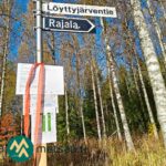 Saareksen esitteet kiinnitettynä opasteeseen