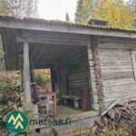 Kohteella sijaitsee vanha pieni aitta