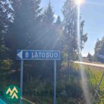 Latosuon suuntaviitta ja Latosuontien kyltti Hartusniemen ajoreitin varrella.