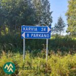 Karvian ja Parkanon suuntaviitat Karviantien risteyksessä.