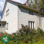 Niemensivun vanhan asuinrakennuksen julkisivu ja pihakasvillisuutta Parkanossa.